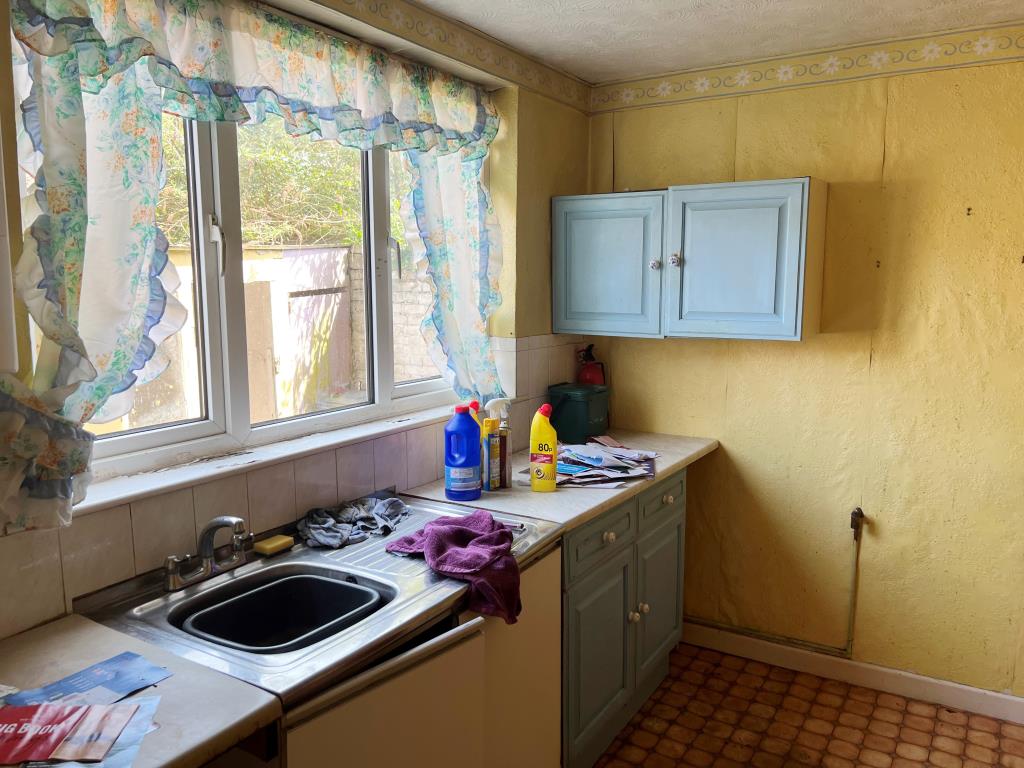 Lot: 100 - GROUND FLOOR GARDEN FLAT WITH PARKING FOR IMPROVEMENT - View of the Kitchen looking out over the side garden
